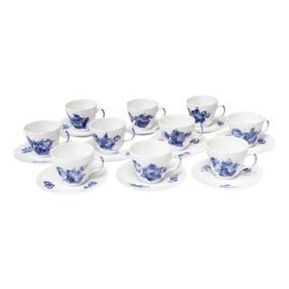 Danish Blå Blomst Mocha Cups and Saucers in Porcelain from Royal Copenhagen, 1980s, Set of 20 For Sale