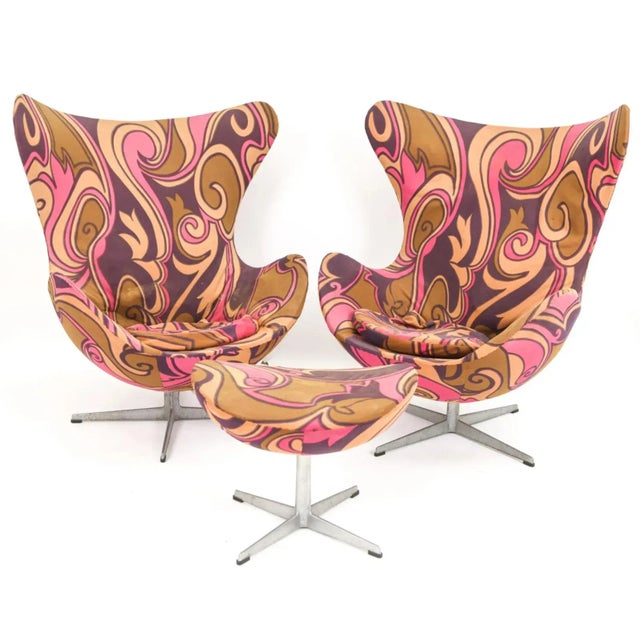 Metal A Pair of Iconic Egg Chairs With Single Ottoman by Arne Jacobsen for Fritz Hansen, C. 1973. For Sale - Image 7 of 7