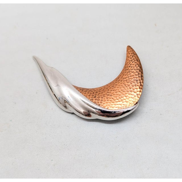 American Vintage 1985 Signed Monet Rhodium Plated & Hammered Copper Plate Brooch For Sale - Image 3 of 7