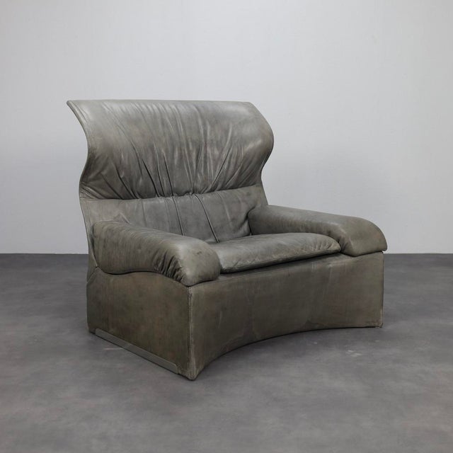 An iconic vela alta lounge chair with matching ottoman, designed in the 1970s by giovanni offredi for saporiti. This...