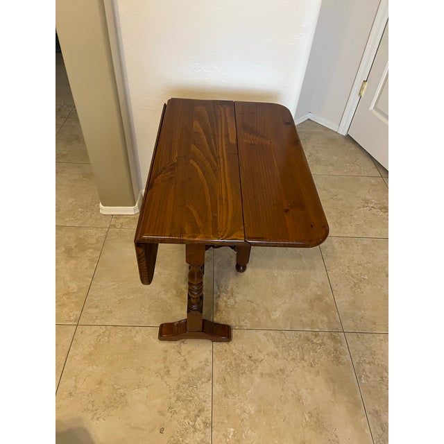 Ethan Allen Vintage Ethan Allen Cushman Colonial Style Drop Leaf Gate Leg Accent Table For Sale - Image 4 of 12
