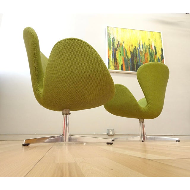 Mid-Century Modern 1960s Pair Arne Jacobsen Swan Chairs Early Edition Model 1066 For Sale - Image 3 of 18