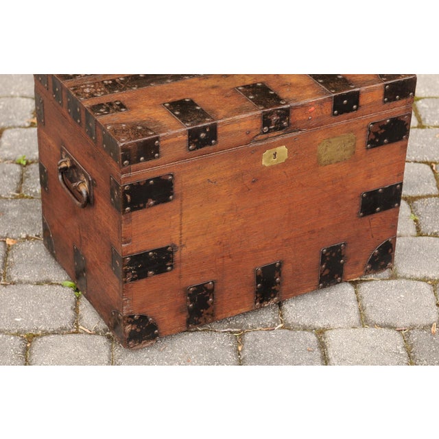Brown English Oak Trunk with Metal Accents and Lateral Handles, Late 19th Century For Sale - Image 8 of 12