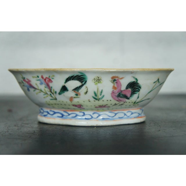 Antique Chinese Export Famille Rose Footed Rooster & Hen Bowl Chop Suey For Sale - Image 4 of 12