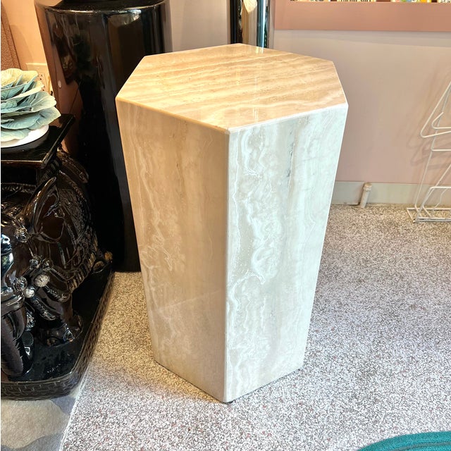 A stunning chunky hexagonal shaped travertine pedestal, with gorgeous natural veining throughout. Circa 1980's.