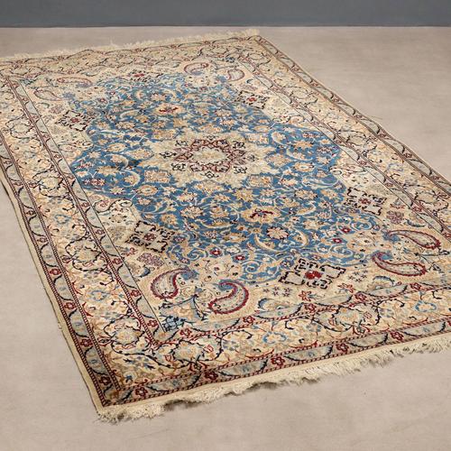 Middle Eastern Rug in Wool For Sale - Image 9 of 9