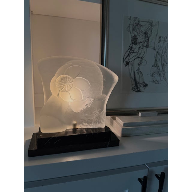 Art Deco lamp from the 1920s - 1930s, featuring a woman's profile with flowers and a black marble base. This lamp is in...