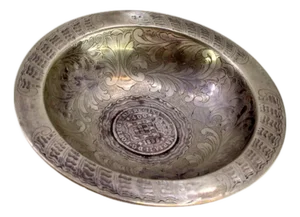 Silver Candy Box with Engraved Floral Motifs and a Reis Coin Central