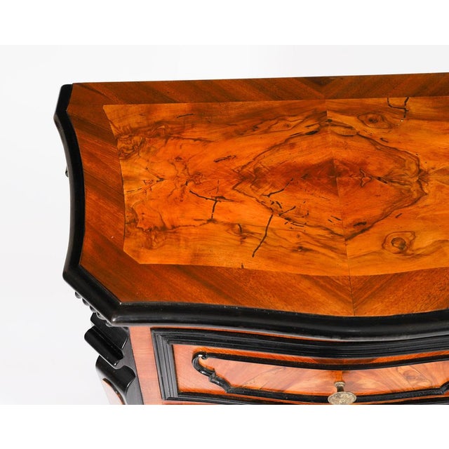 Antique Italian Burr Walnut Serpentine Bedside Chests, 1700s, Set of 2 For Sale - Image 6 of 18