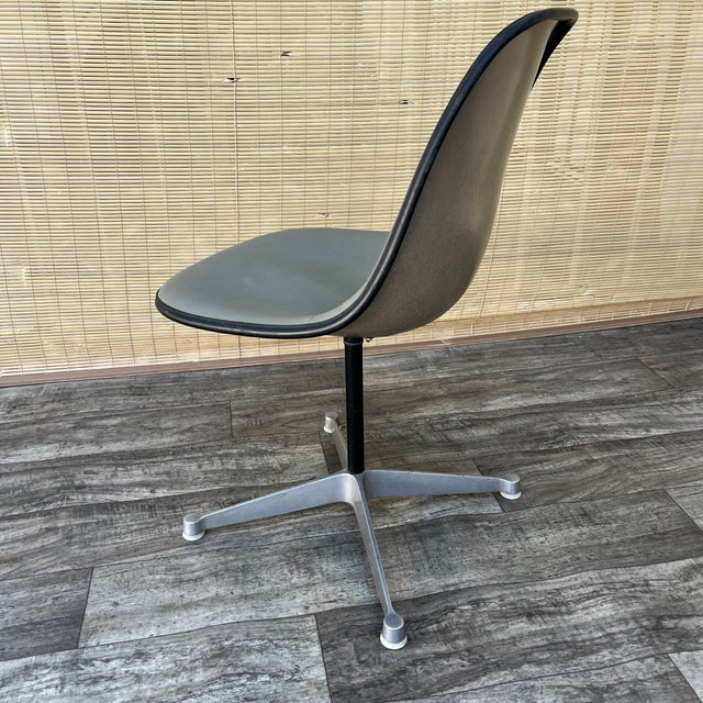Mid Century Modern Swiveling Molded Chair by Eames for Herman Miller. Circa 1960s For Sale - Image 9 of 18