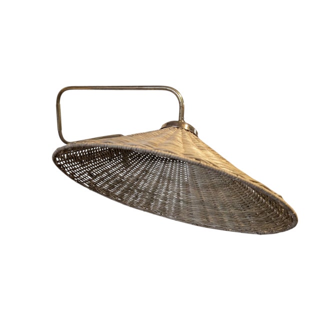 The Itsu EY 20 wall lamp brings together the charm of 1950s design and the harmony of materials. The lamp combines warm...