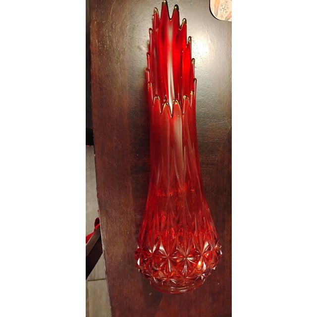 1960s Large Le Smith Diamond Butt 16 Fingers Swung Vase Amberina 24 Gorgeous Red For Sale - Image 11 of 11