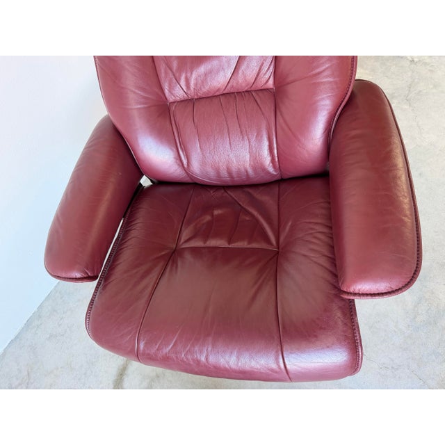 Fjords Hjellegjerde Cranberry Leather Swivel Reclining Lounge Chair With Ottoman For Sale - Image 4 of 12