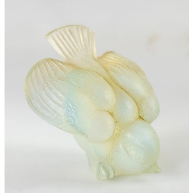 We are selling this small opalescent white glass bird or sparrow probably by Sabino. Condition: Good Dimensions: Height 2...