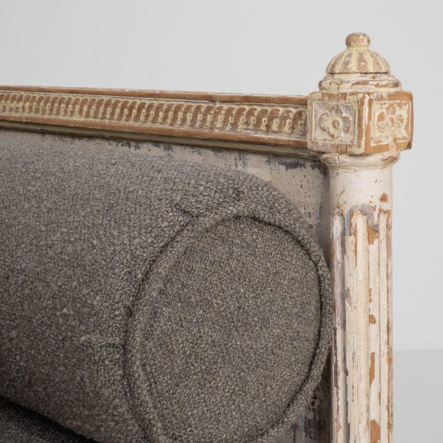 1900 - 1909 White Patinated Louis XVI Upholstered Daybed, Neoclassical Style, France, Circa 1900 For Sale - Image 5 of 12