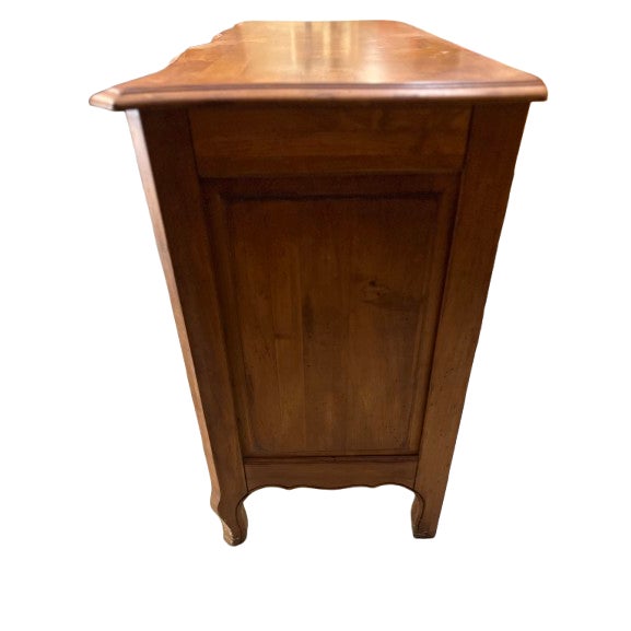 Offered for sale is a Ethan Allen Legacy Maple Three Drawer Serpentine Chest. This is a gorgeous piece; curved front chest...