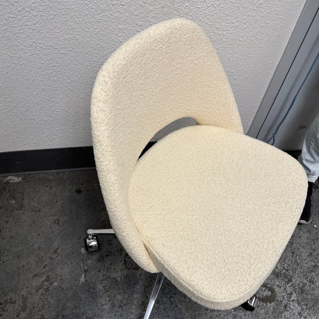 Eero Saarinen for Knoll Executive Office Chair, Pearl Boucle For Sale - Image 10 of 12