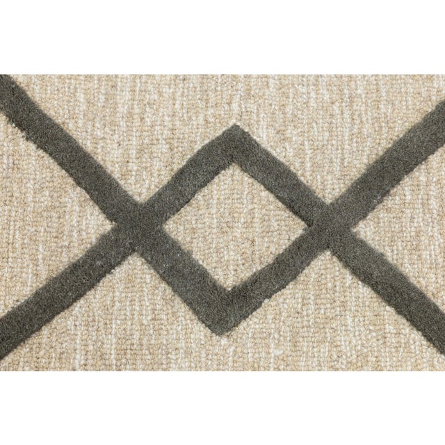 8x10 Geometric Trellis Hand-Tufted Wool Rug – Neutral Beige & Charcoal For Sale - Image 10 of 10