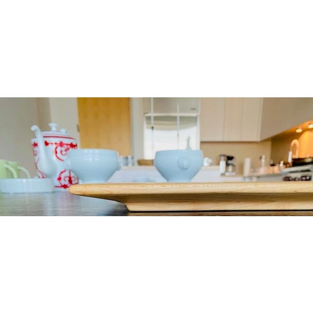 Contemporary Vintage "Bird's Eye Primo Maple" Cutting Board With Sculpted Riser by Ed Wohl, Rare Design Collectible For Sale - Image 3 of 10