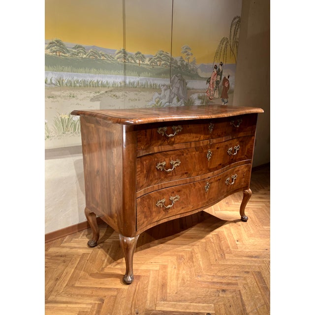 Antique Louis XV Rococo Italian Commode with Curved Chest of Drawers in Inlaid Walnut, Tuscany, 1700s For Sale - Image 10 of 14