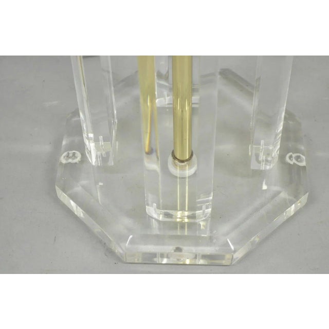 Vintage Mid Century Modern Clear Lucite & Brass Sculptural Modernist Table Lamp For Sale - Image 9 of 12