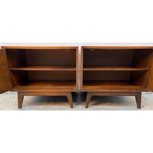 Pair of Vintage Sculpted Walnut Nightstands by Young Mfg., Attributed For Sale - Image 12 of 16
