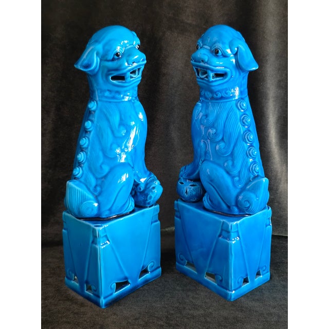 Add classic chinoiserie decor with this matching pair of Mid-Century turquoise blue Foo Dogs, one male and one female. In...