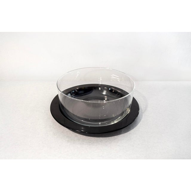 Salad bowl with glass bowl on enameled sheet metal tray. Designer Gianfranco Frattini Manufacturer Progetti 1970s Diameter...