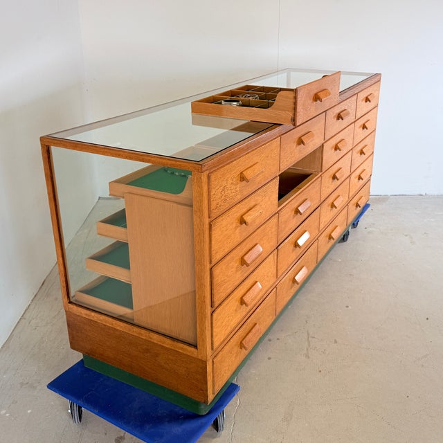 Brown Vintage Oak Display Counter from SLB Stuttgart, 1950s For Sale - Image 8 of 18