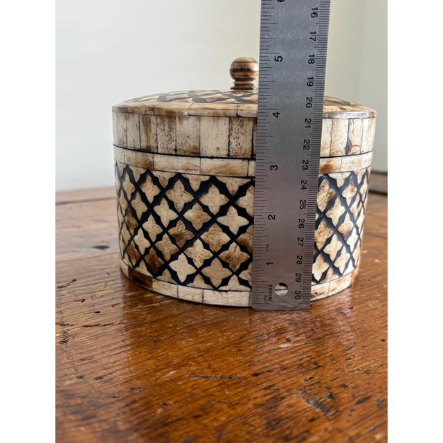 Late 20th Century Maitland-Smith Tessellated Bone Lidded Box- Lattice Round Accent For Sale - Image 5 of 8