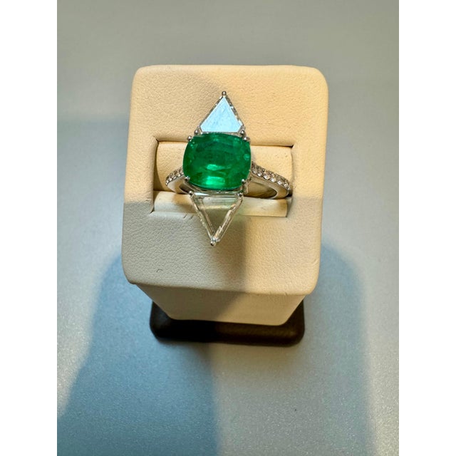 3.8 Ct Finest Zambian Cushion Cut Emerald & 1.5Ct Diamond Ring, 18 Kt Gold , 7.5 For Sale - Image 4 of 18