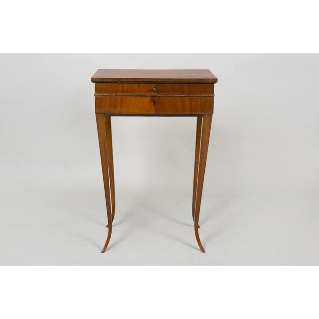Biedermeier table. Completely restored. Shellac polish. Material: Mahogany Source: Austria Period: 1820-1829.