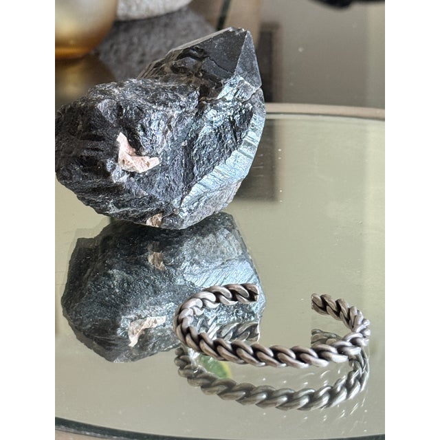 Vintage 1970s Modernist Open Cuff Bracelet With Braided Silver Tone Links For Sale - Image 10 of 12