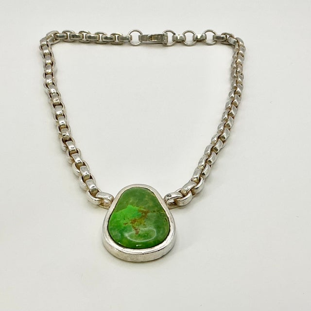 1980s 1980s Vintage Southwestern Navajo Americana Carico Lake Sterling & Green Turquoise Pendant Necklace For Sale - Image 5 of 14