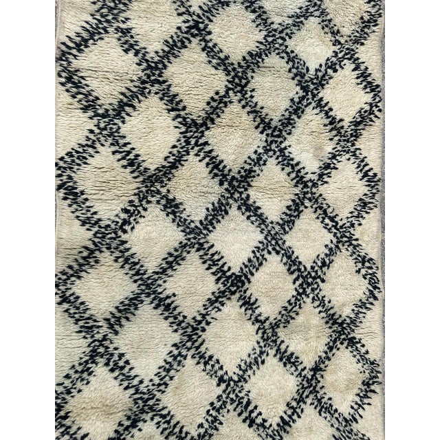 Nice mid century tribal Beni Ouarain Moroccan rug with a geometrical design and with white field, and black colour,...