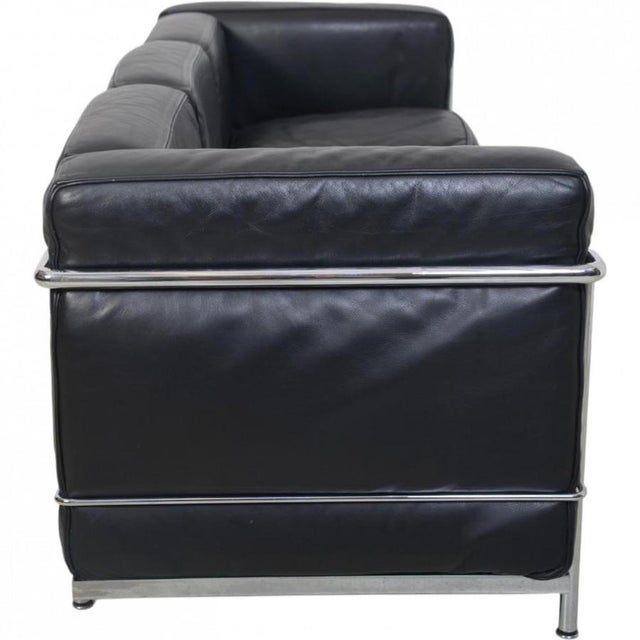 Le Corbusier LC2 3.seater sofa upholstered in black leather and with a chrome frame. The sofa is from the 1990s and...