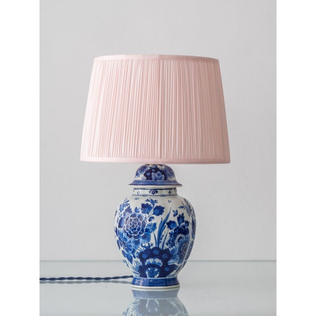 Blue and White Hand-Painted Floral Ginger Jar Table Lamps with Pink Silk Lampshades from Royal Delft, 1971, Set of 2 For Sale - Image 15 of 18