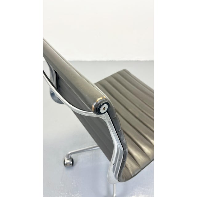 Mid-Century Modern EA117 Office Chair by Charles & Ray Eames for Herman Miller, 1980s For Sale - Image 3 of 12
