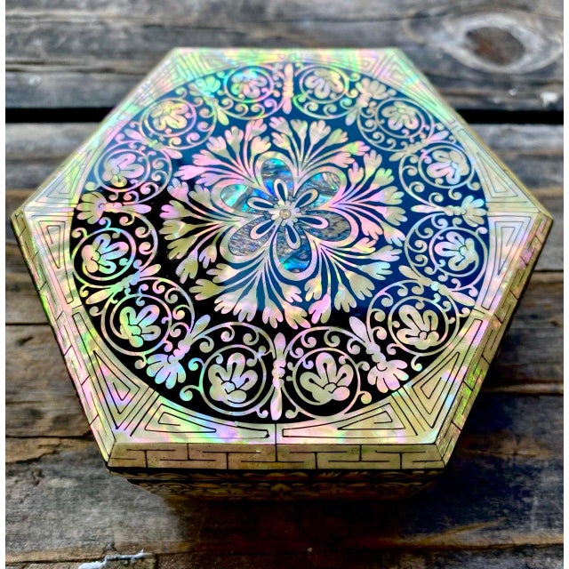Art Deco Korean Najeonchilgi Hexagonal Mother-of-Pearl Floral Lacquer Box For Sale - Image 3 of 15