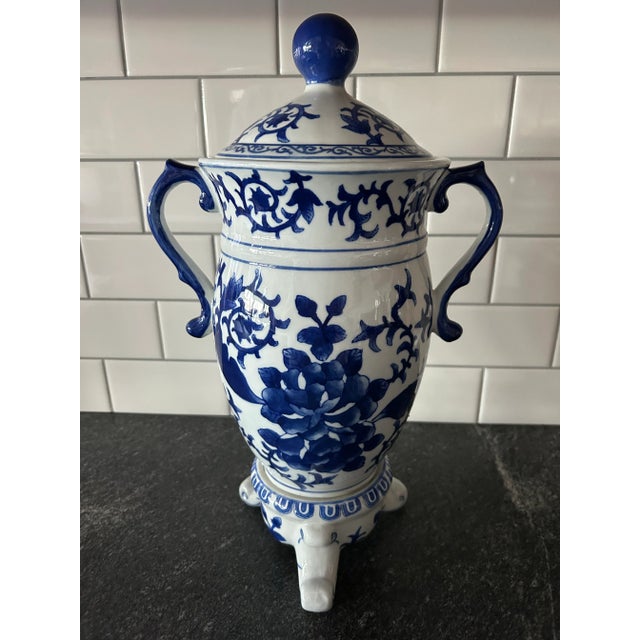 Blue Vintage Mid 20th Century Bombay Chinoiserie Blue and White Ceramic Ginger Jar For Sale - Image 8 of 8