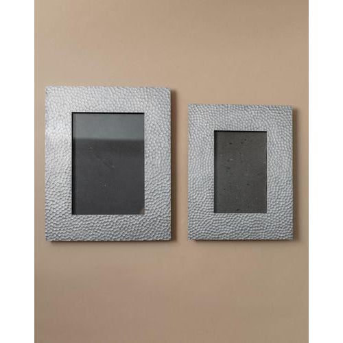 This vintage set of 2 picture frames from the 1990s by IKEA features a refined structured metal design with a subtle,...