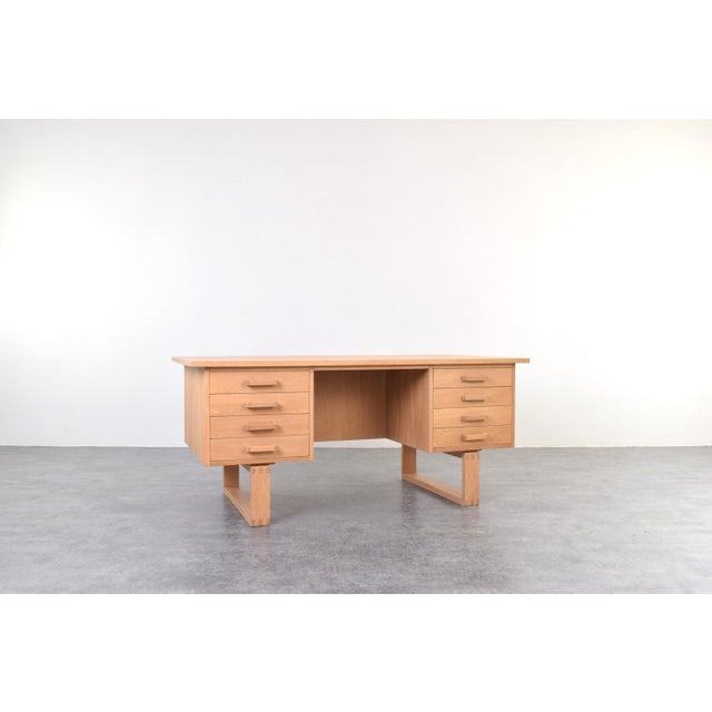 This oak desk was designed in the 1960s by the Danish designer duo Henning Jensen and Torben Valeur and manufactured by...