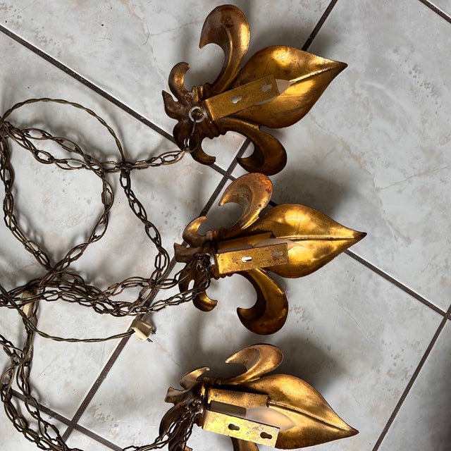 Vintage Gilt Metal Fleur De Lys Sconces Light Fixture – Hollywood Regency Salvador Italy For Sale - Image 9 of 14