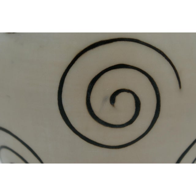 Late 20th Century Black & Ivory Geometric Chulucanas Pottery Lamp – Handcrafted Peruvian Art Spiral Table Lamp For Sale - Image 4 of 6