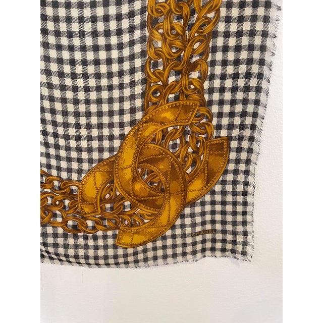 Contemporary Chanel Classique Foulard En Cachemire Soie For Sale - Image 3 of 8