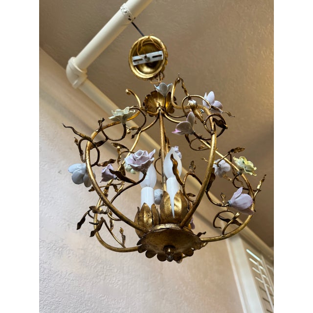 1960s Italian Tole Vintage Chandelier With Polychrome Porcelain Flowers For Sale - Image 5 of 6