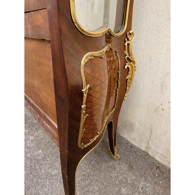 Brown Napoleon III Curved Showcase in Marquetry and Bronze, 1800s For Sale - Image 8 of 18