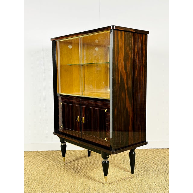 Elegant Art Deco display cabinet, bar, or sideboard in Macassar ebony, dating from the 1940s. The upper section is glazed,...