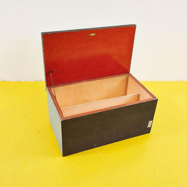 Discover this vintage box, a unique piece that combines practicality and style. Crafted from high-quality materials, it...