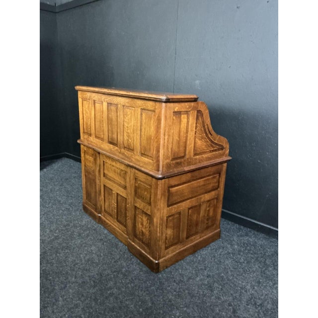 Antique Oak Roll Top Desk, 1905, in Good conditions. Designed 1890 to 1919